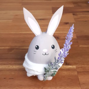 Geschenkverpackung grauer Hase mit Lavendel